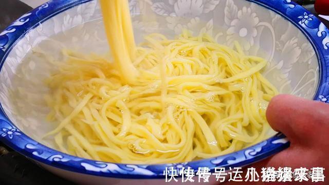 手擀面一煮就断?牢记这3点,面条下锅不断,口感爽滑还筋道