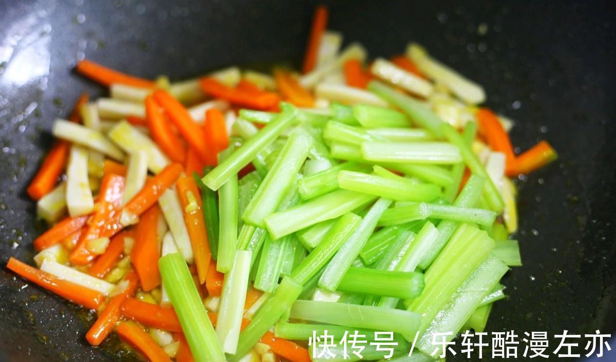 鲜美|3种素菜搭配在一起炒,鲜美又营养,味道清新爽口,给肉都不换