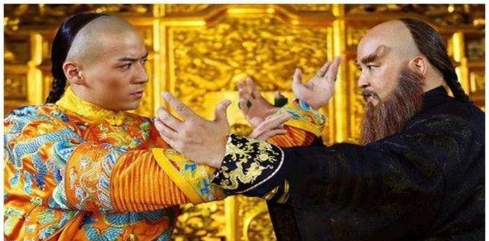脱掉|康熙要杀死鳌拜,鳌拜当面脱掉上衣,康熙看后,捂着眼不敢杀他