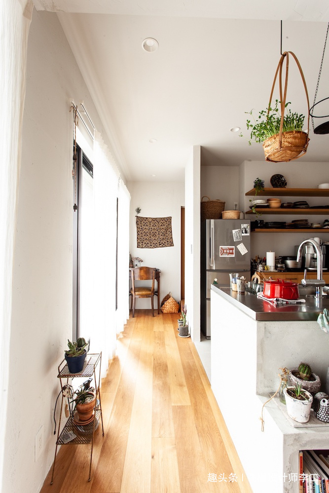 收纳|日本夫妻会装修,100多双鞋直接挂墙上,衣帽间也不要柜子,时尚