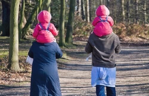 压岁钱|新年我给父母1万块,孩子收到压岁钱却大哭,我们没吃饭就走了