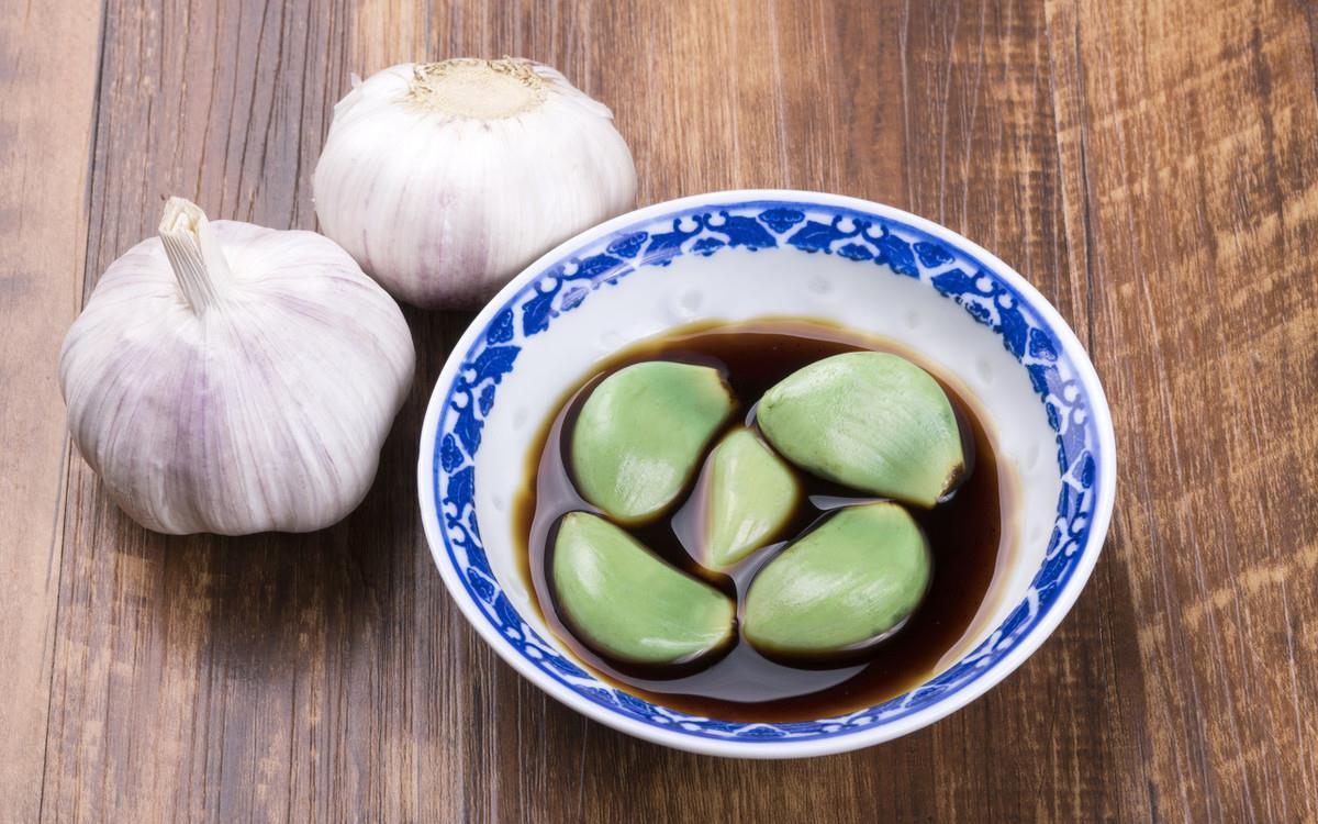 泡腊八蒜时,牢记“2放3选”,醋香蒜美,1周大蒜变翠绿