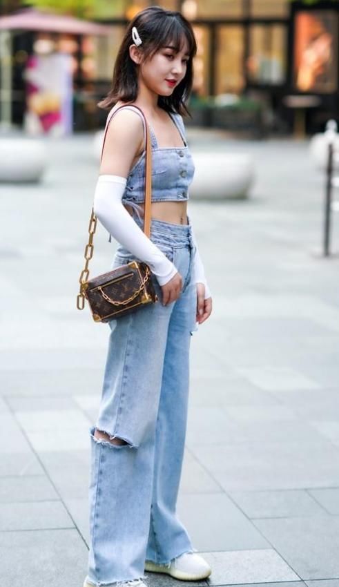 穿搭|潮流“露胃装”搭经典牛仔裤，时尚美丽不闷热，尽显俏皮可爱