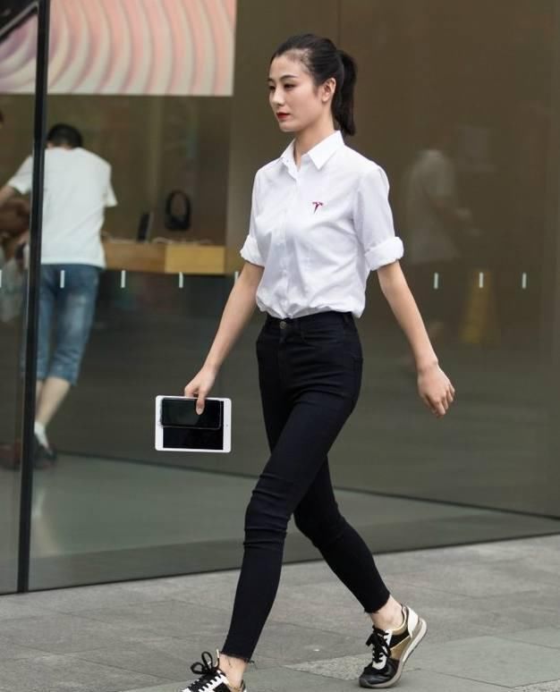 街拍搭配紧身装扮的高挑美女，大气时髦又显瘦