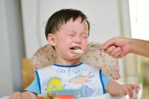 小朋友们|家里宝宝喂饭成难题,掌握这几个方法,父母轻松让孩子吃饭