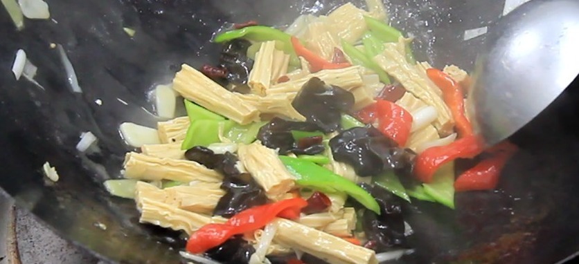 清炒腐竹有窍门,学会这个做法,腐竹劲道无硬芯,清淡不油腻