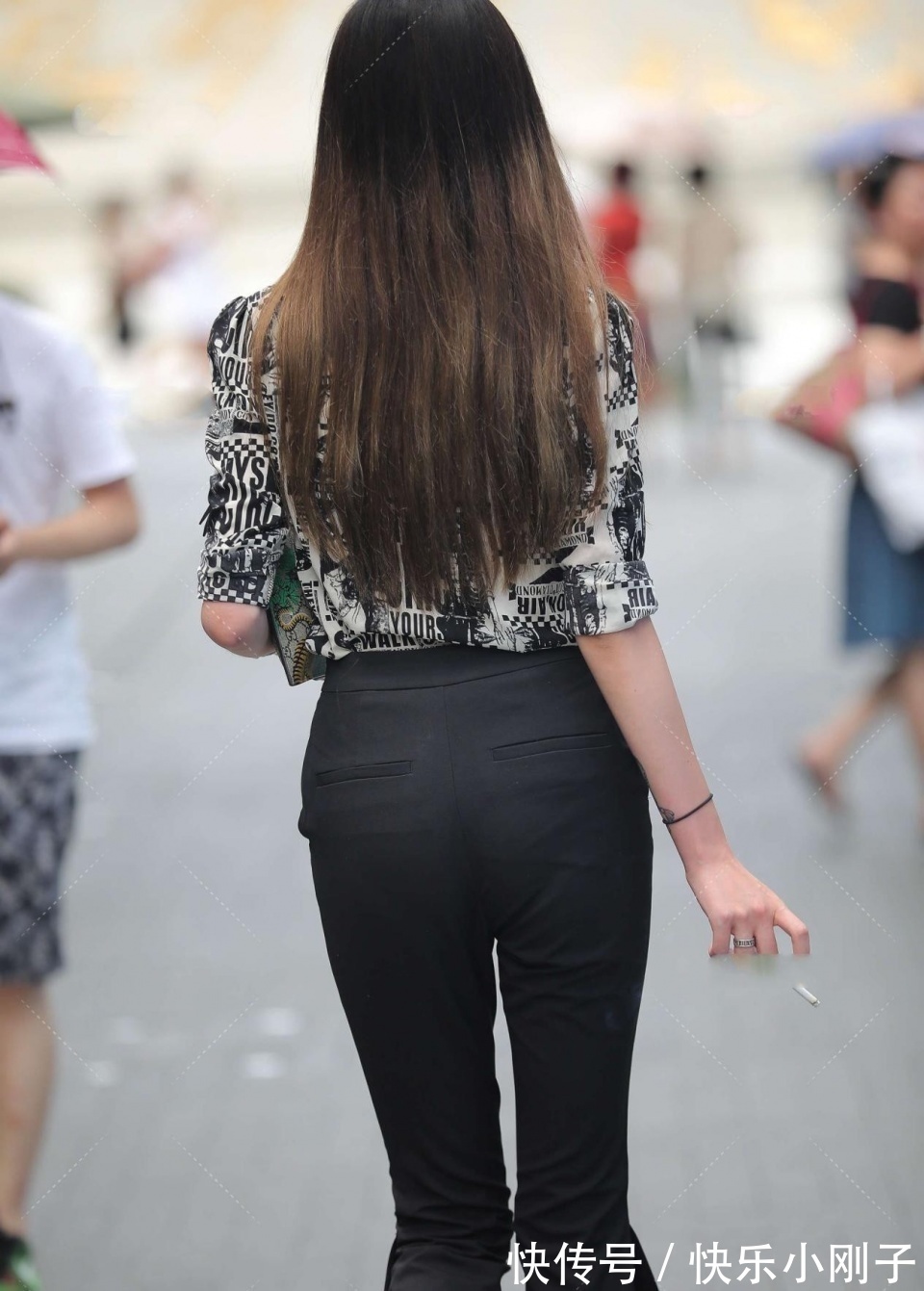 小姐姐 小姐姐身穿印花短袖，搭配黑色阔腿裤，看上去时尚大方