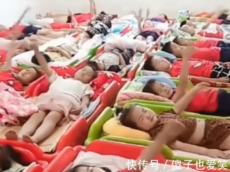 幼儿园|“睡着的小朋友举手!”幼儿园老师话音刚落,孩子们的表现太萌了