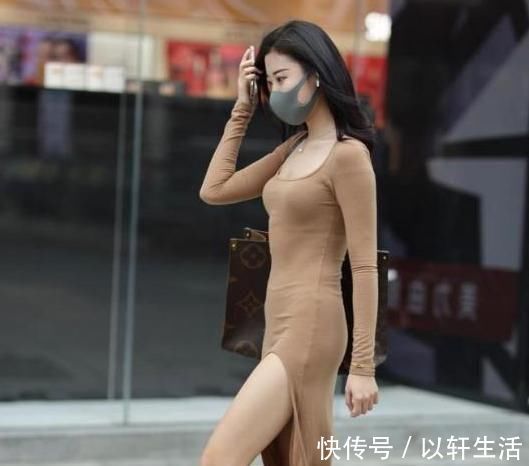 长裙 浅咖色纯棉长裙搭配复古包包,优雅大方,笑容迷人