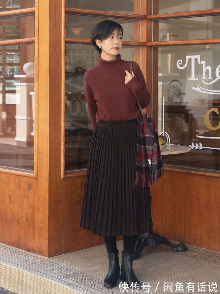 毛衣|有气质的中年女人,在冬天喜欢穿“毛衣+百褶裙”,优雅有女人味
