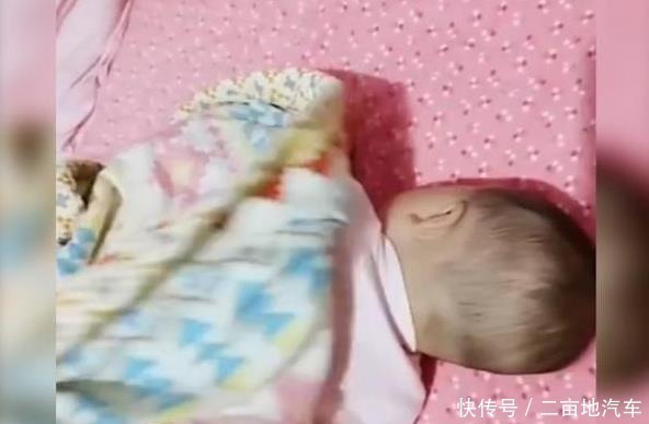 睡眠时间|爸爸哄娃一小时以为他睡着了,妈妈回来看见这样一幕,网友亲爹