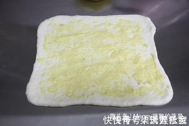 面团|面包没出炉就满屋飘蒜香，早餐零食不愁了，没菜没酱手撕吃一个