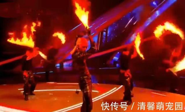 年末晚會變尷尬現(xiàn)場:座位插熒光棒充當(dāng)觀眾,七大獎無人到場領(lǐng)取