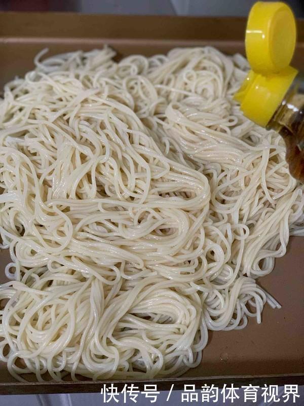 适量|夏天要多吃面条,教你个懒人做法,一人三碗不够吃!大家别错过!