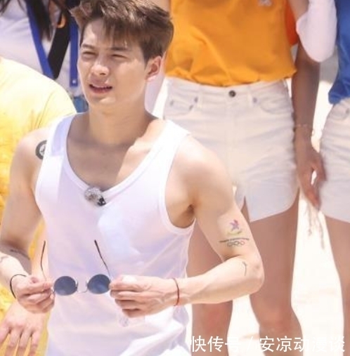 紋身|錄節目不能有紋身?王嘉爾《奔跑吧》花式遮擋,真是用心良苦