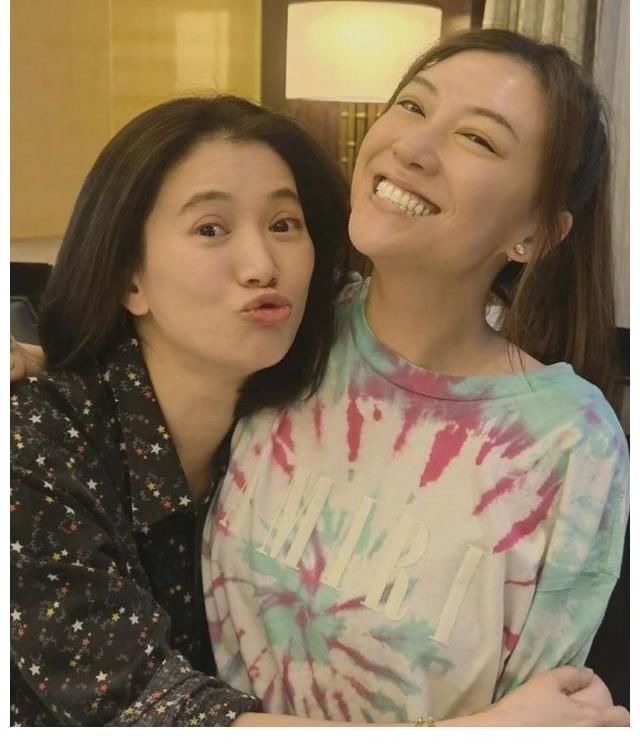 算你狠|陳小春和張智霖?fù)肀r(shí)噘嘴，網(wǎng)友：應(yīng)采兒和袁詠儀什么時(shí)候來現(xiàn)場