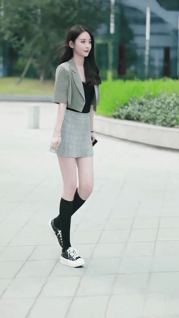 街拍:美女灰色上衣搭配黑色纱裙,身材高挑,气质十足