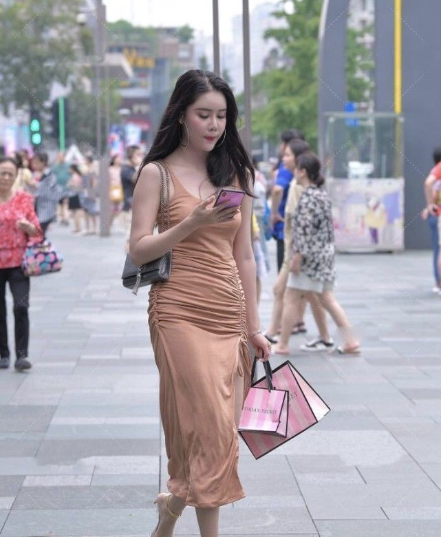 小姐姐|棉质开叉裙穿着舒不舒适腰部褶皱不仅遮肉,小高跟太奢侈