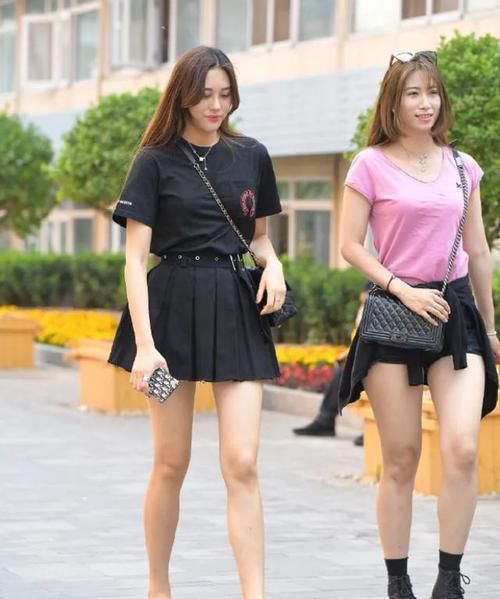 短袖|黑色圆领短袖T恤，搭配时尚百褶短裙，穿出靓丽女生气质美