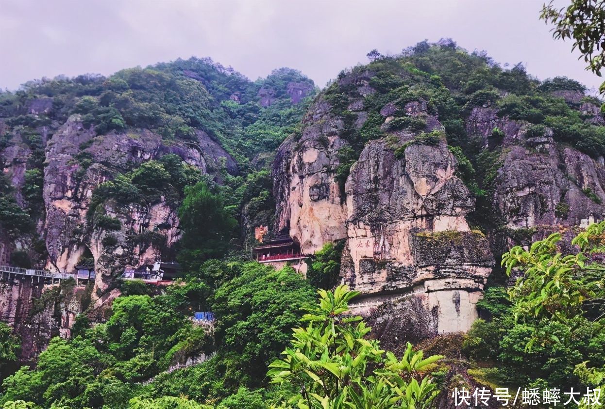 浙江隐藏着一个幽静好玩地,镶嵌在万仞峭壁间,靠木柱凌空支撑