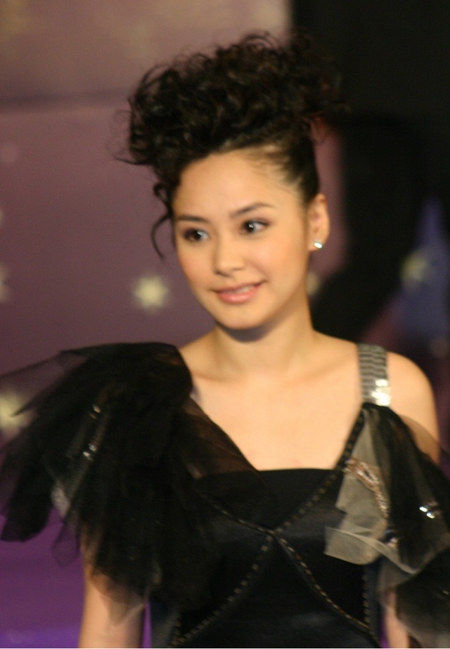 阿娇气质全开,穿黑色吊带连衣裙超洋气,发型有点浮夸,但很吸睛