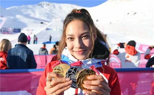 滑雪|16岁女孩放弃美籍加入中国籍,短短3个月,就为中国队摘得3金1银!