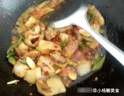做辣椒炒肉时，先炒辣椒还是猪肉？顺序弄错了，难怪肉不香也不嫩