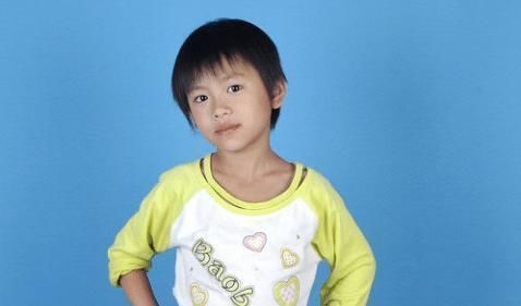 男孩子|男孩出现这2个缺点,父母不需要“严厉管”,说明将来孩子有出息