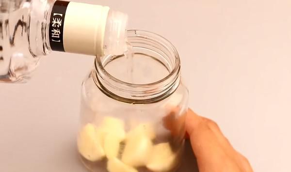 大蒜|大蒜泡白酒,解决了很多男女都有的烦恼,后悔现在才知道