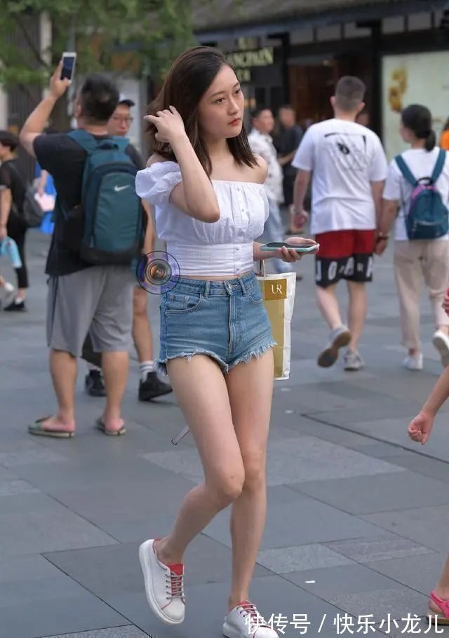 短裤 白色露肩短袖搭配经典蓝色热裤,整体清爽自信,气质秀色可餐