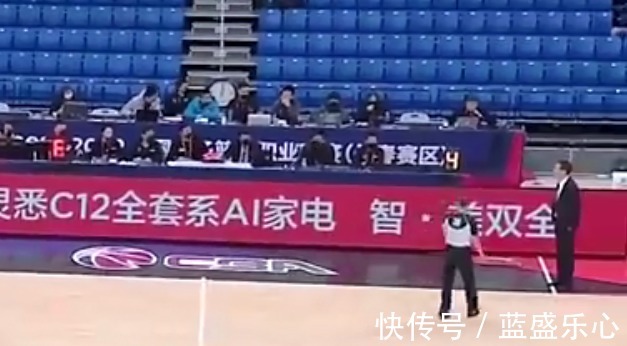 马布里|李春江马布里爆发冲突,场边隔空对骂飙脏话,被各吹1次技术犯规!