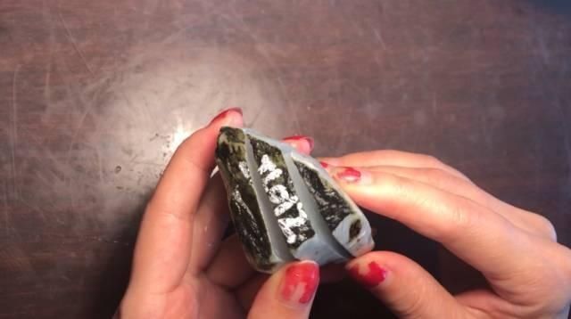 入手|美女坚持入手的满裂翡翠原石,3刀切下去,货主瞬间不敢说话了