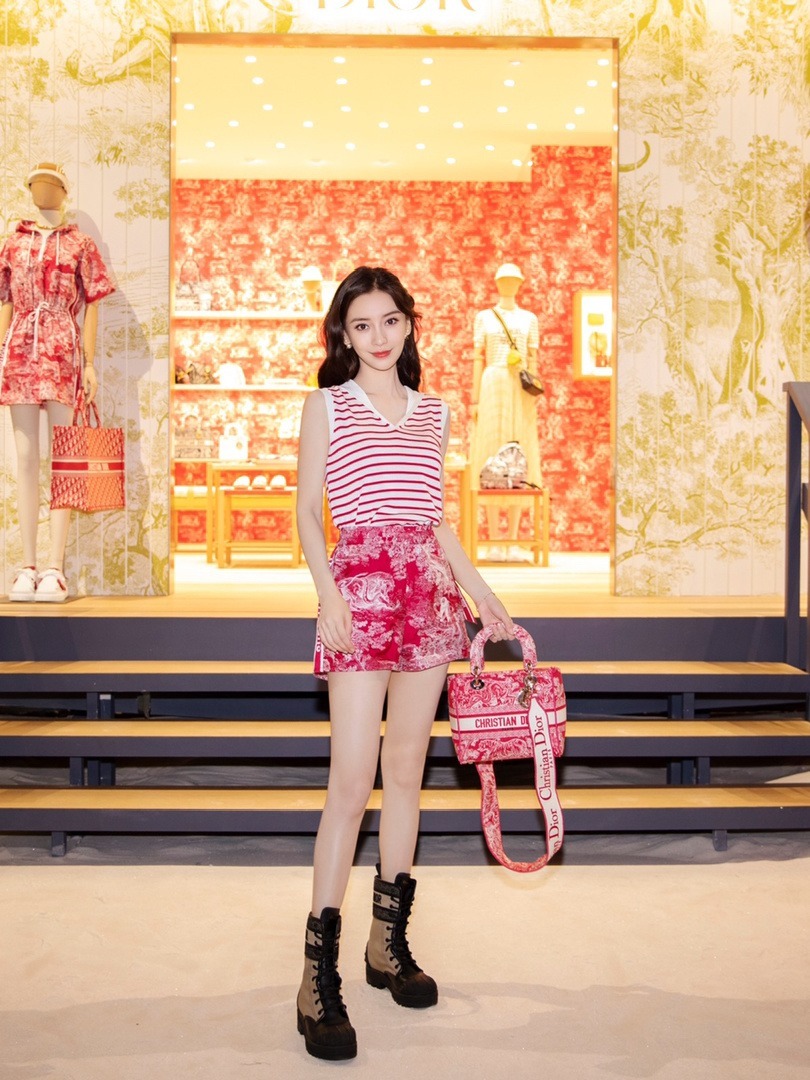 短靴|Angelababy又美出圈,红白条纹上衣配印花短裤清爽舒适,高级洋气