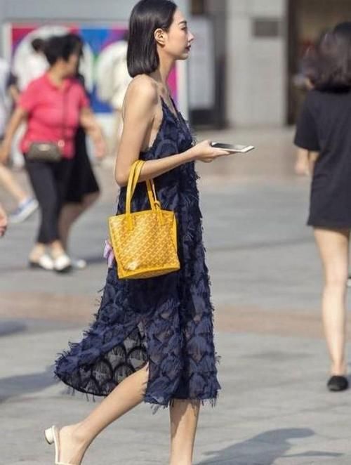 时尚|为了凸显自己的身材,姑娘把瑜伽裤穿上了街头,时尚百搭!