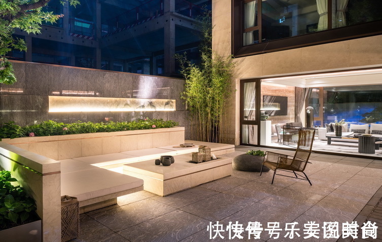 小花园|30㎡上下庭院如何设计?这种精致的治愈系现代风小花园,太好看啦