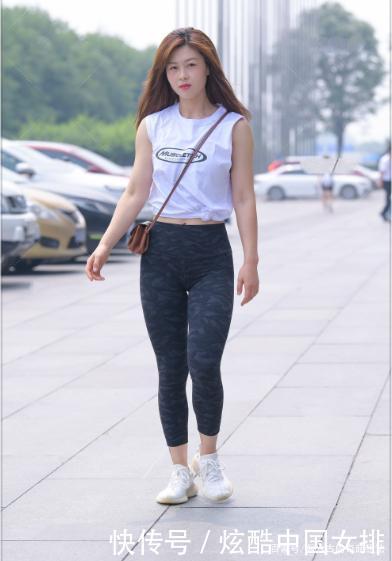 无袖白背心搭配黑色健身裤,清新自然,充满活力