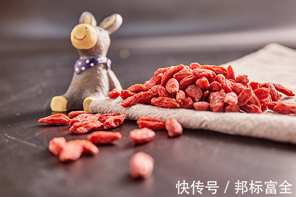 最佳拍档|医生列出了黄芪的“最佳拍档”，用来泡水喝，身体会受益颇多