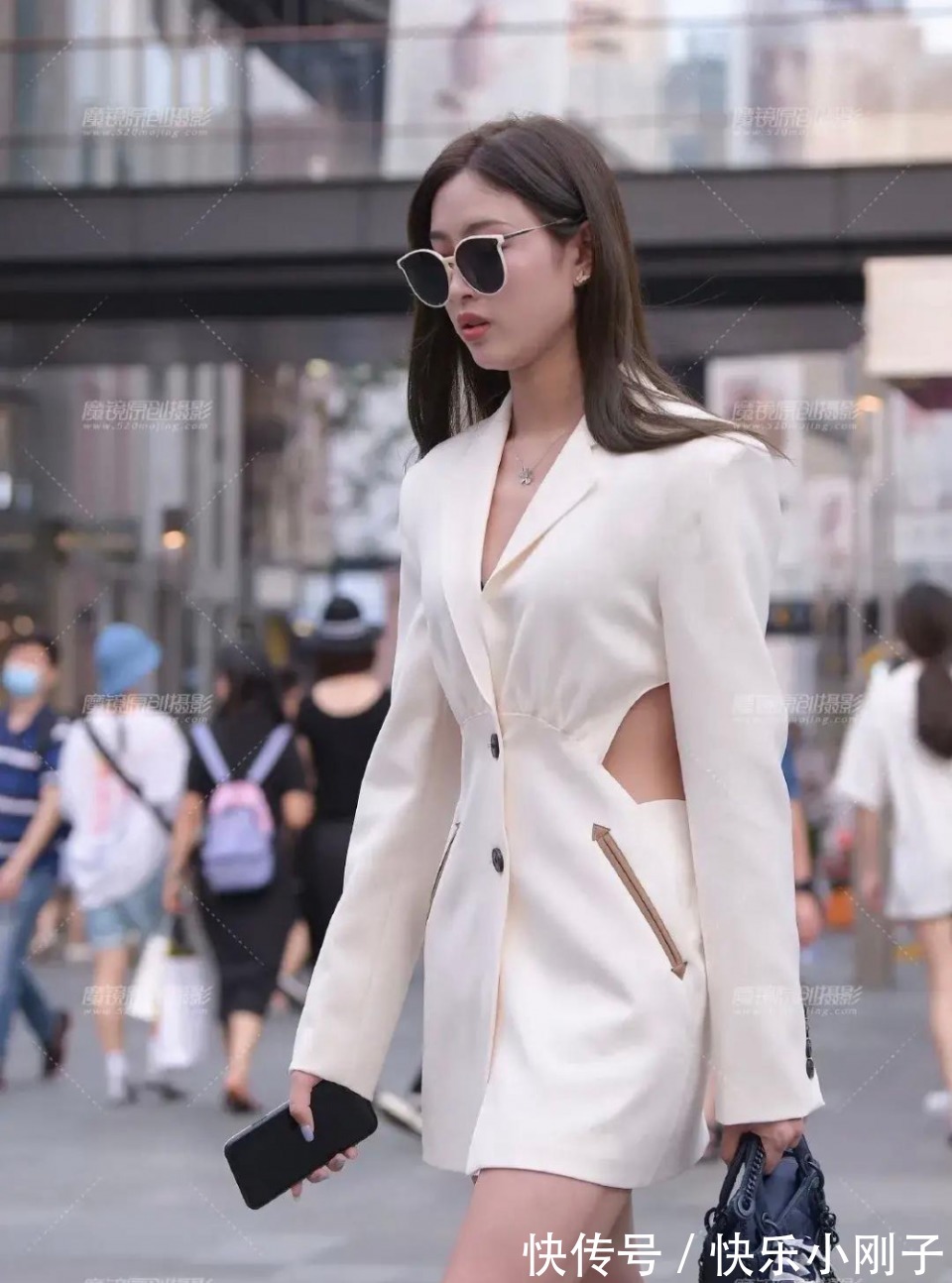高跟鞋|美女把这套白色西装连衣裙穿出了精髓，非常干练