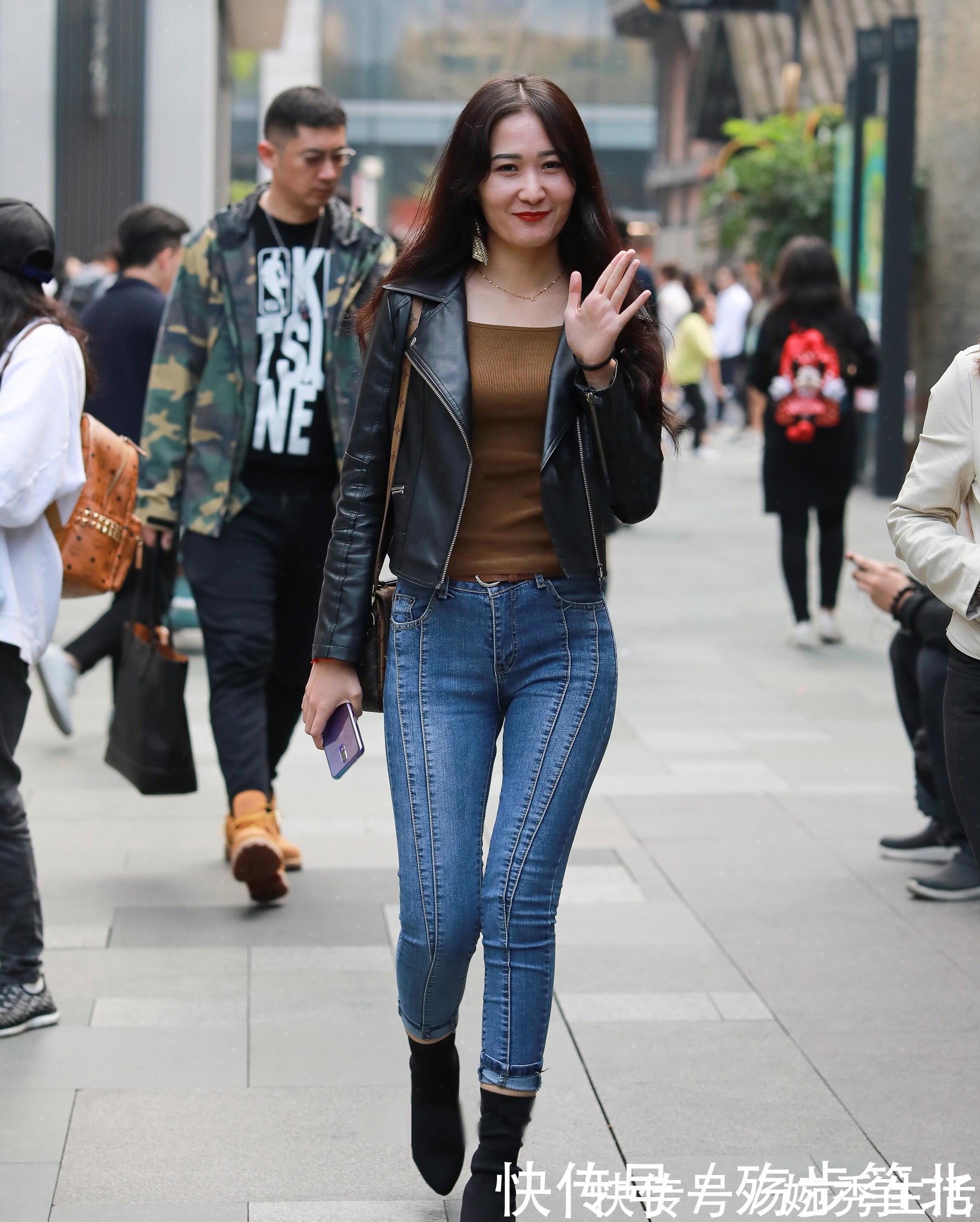 女孩子|黑色皮衣夹克搭配蓝色牛仔裤，成熟中带着点小酷帅，大方又有气质