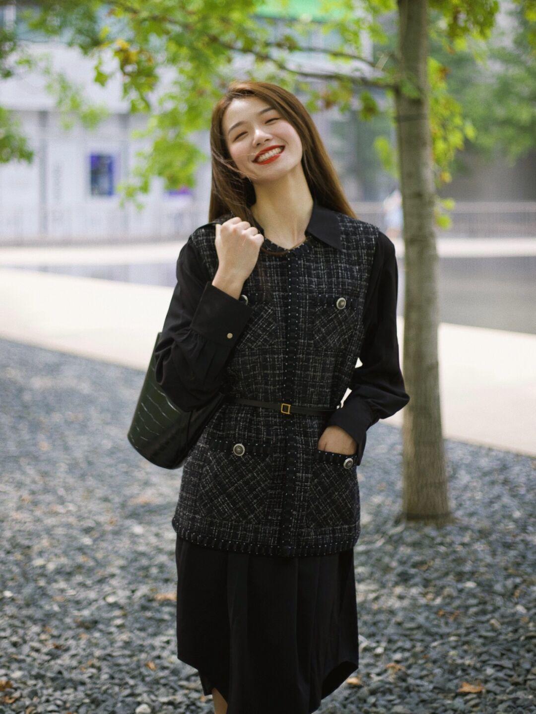 时尚感|秋季怎么穿出时尚感？西装搭配直筒裤干练利落，保暖又舒适