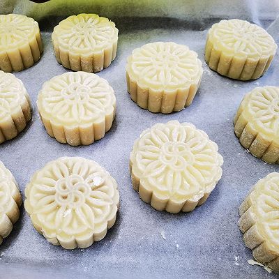 莲蓉月饼|#传统蛋黄莲蓉月饼#