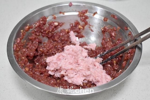 牛肉包子|牛肉包子好吃营养多，但馅儿难调，这样调馅儿不硬不柴，鲜嫩汁多