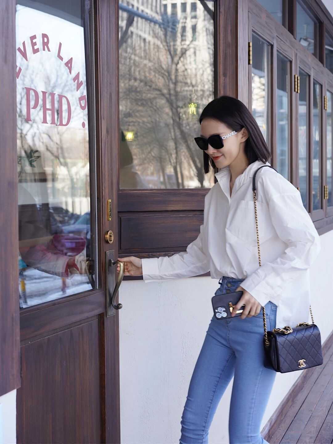 衬衫搭配|春天穿衣别再盲目跟风了!白衬衫+牛仔裤是今年顶流,简单大气