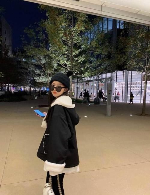 外套|美女造型真美，穿羊羔毛外套配牛仔裤简约时髦，休闲又大气！