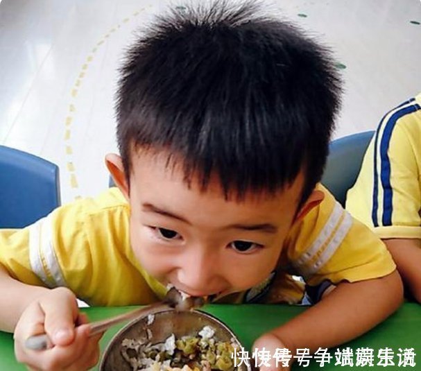 转学|宝妈“突袭”幼儿园,看到午餐后直接选择转学,家长:就吃这?