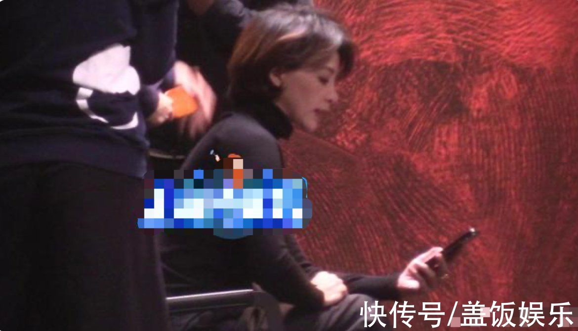 47歲董卿全黑造型錄制節(jié)目，與男嘉賓握手顯得體，腳脖子金鏈搶眼