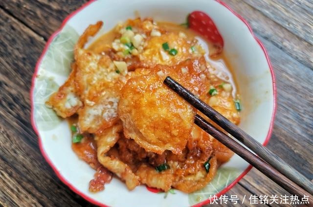 不用鸡蛋做的蒜香荷包蛋,外酥里嫩,下饭吃香喷喷