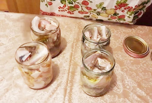 女孩把10斤鱼,切好塞玻璃瓶里,不加一滴水,半年后打开“懵”了