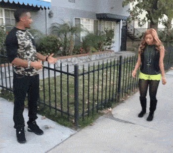 |搞笑GIF:姑娘长点心吧 对面住的可都是单身汉啊