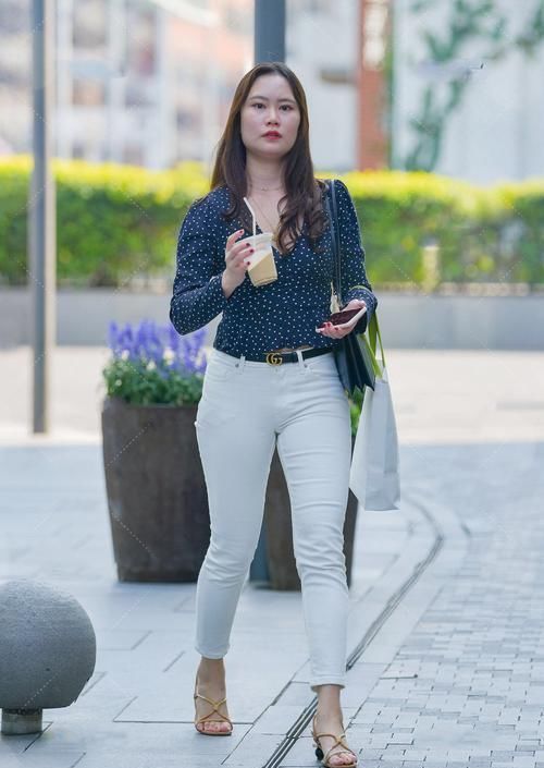 波点元素上衣,上深下浅搭配,散发庄严稳重气质